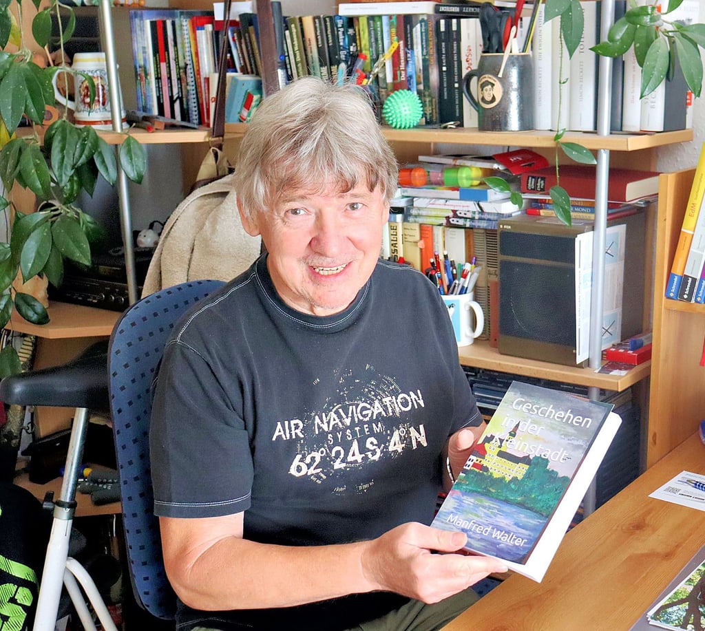 Manfred Wengler mit dem ersten Teil seiner Krimi-Trilogie.