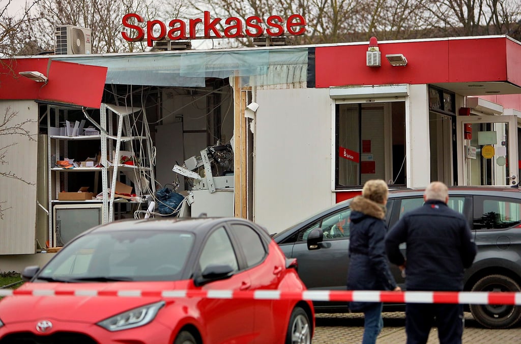 Nach der Sprengung in Wasserleben: Der Bürocontainer, in dem die Geschäftsstelle untergebracht war, hatte der Wucht der Explosion nicht standgehalten.
