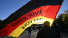 "Wir sind das Volk" steht auf einer Fahne, die ein Teilnehmer auf einer Kundgebung der Thüringer AfD im September trägt.