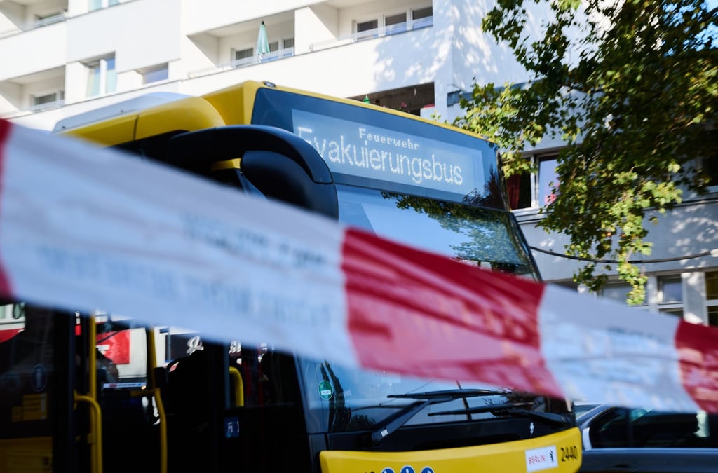 „Evakuierungsbus“ steht auf dem Display eines Busses in Berlin-Moabit.