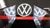 Ein Volkswagen-Logo spiegelt sich in einer Rolltreppe in der Autostadt in Wolfsburg.