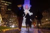 Dieses Jahr dunkel? Passanten gehen im November vergangenen Jahres an einer Schneemann-Illumination am Berliner Kudamm vorbei.