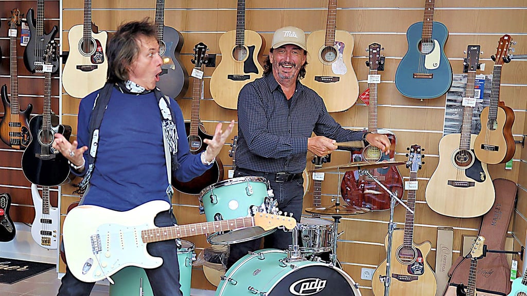 Probe im Musikgeschäft: Rockgitarrist Christian „Sorje“ Sorge und Polyhymnia-Inhaber Tommy Silbersack an den Drums standen bereits vor 35 Jahren mit der Band „Feuerstein“ auf der Bühne. Nun rocken sie zusammen zur CD-Release-Party im Objekt 5.