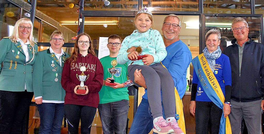 Volksschützenkönig Siegfried Dörheit lässt die Kinderkönigin Hanna hochleben. Doreen Ernst (v.l.) und die einstige Königin Marén Stöhr gratlieren Jugendkönigin Nimea Brestrich, Jugendkönig Kevin Stöhr, Volksschützenkönigin Silvia Dörheit und Jagdkönig Fred Alvers.