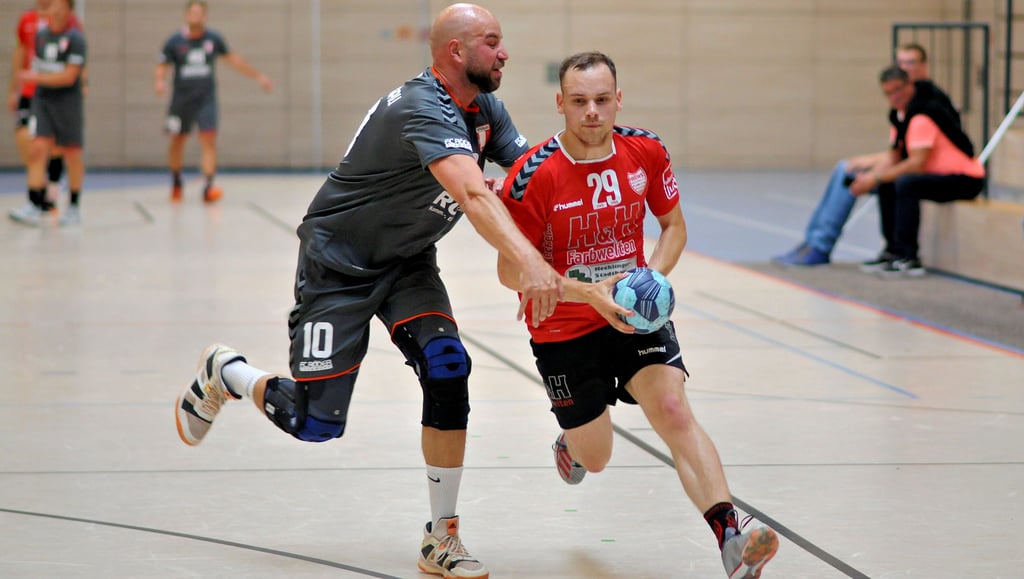 Nicht zu halten waren Florian Dobritz (am Ball) und seine Mitspieler des HV Rot-Weiss Staßfurt II im Verbandsliga-Heimspiel lange Zeit von den Gästen der SG Spergau II. Am Ende wurde es aber doch noch spannend.