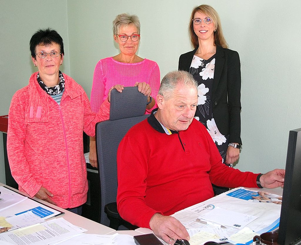 Der Mieterin Dorette Seitz raten die WGE-Mitarbeiterin Elke Bergmann, Geschäftsführerin Isabel Albrecht (hinten von links) sowie Mitarbeiter Ralf Gabrisch, die Abschlagszahlung zu erhöhen.