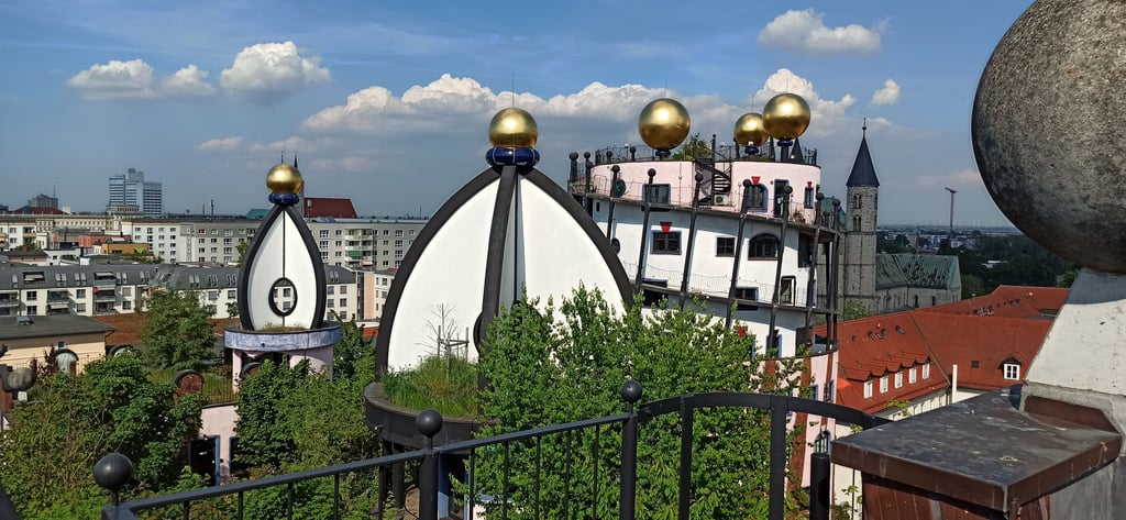 Blick vom Dach des Hundertwasserhauses in Magdeburg.
