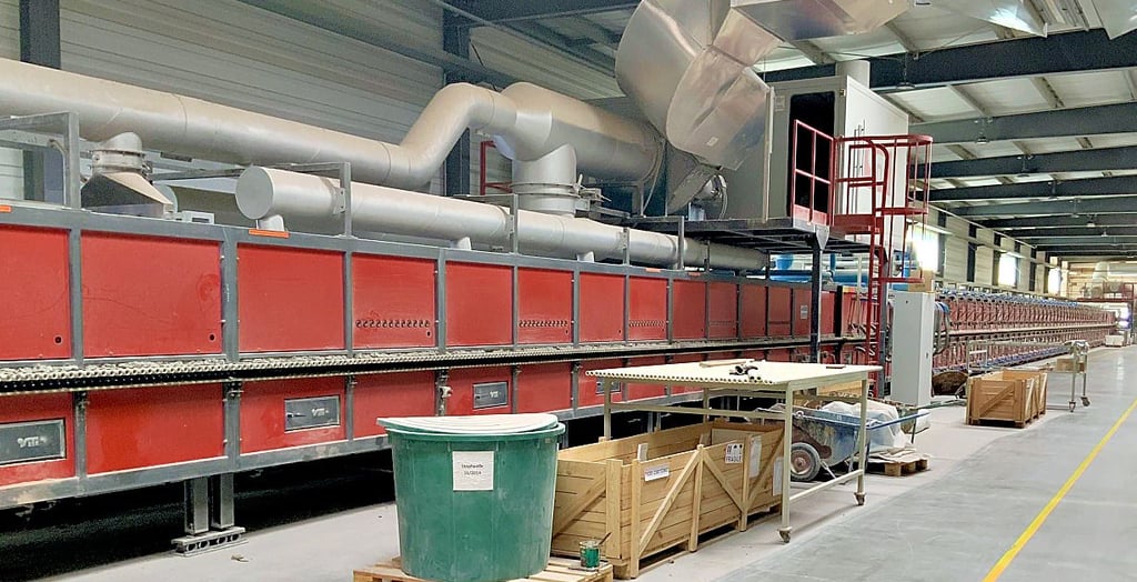 120 Meter lang ist dieser Ofen in der Zahna-Fliesen GmbH. Bei einer Temperatur von 1.200 Grad Celsius ist der Erdgasbedarf enorm.