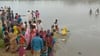 Auf diesem Videostandbild führen Menschen eine Suchaktion im Fluss Karatoa durch, wo ein Passagierschiff gekentert ist.