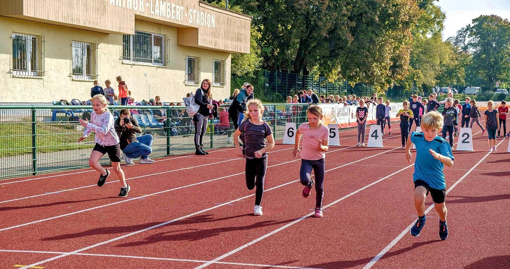 Der Sprint gehört für die Grundschüler zu den Aufgaben im Wittenberger Arthur-Lambert-Stadion.