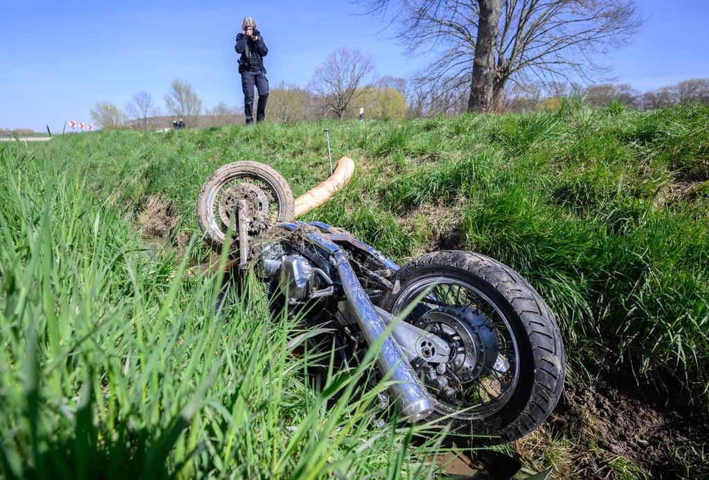 Das Motorrad Schrott, der Fahrer verletzt: Aber er lehnt Hilfe ab.