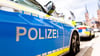 In Nördlingen hat ein falscher Polizist einem Jugenlichen 15 Euro "Verwarngeld" abgeknöpft. Auch das Auto des Täters war blau, hatte einen gelben Streifenund die Aufschrift "Polizei".