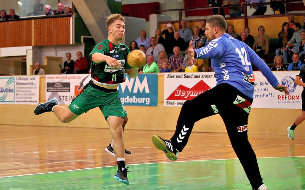 Traf beim Erfolg der SCM-Youngsters gegen den Oranienburger HC (mit Patrick Ziebert, r.) sechsmal: Elias Ruddat.