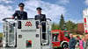 Thomas Schulze (im Korb, r.), Wehrleiter der Feuerwehr Braunsbedra, präsentierte stolz die neue Drehleiter. 