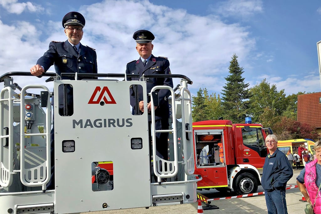 Thomas Schulze (im Korb, r.), Wehrleiter der Feuerwehr Braunsbedra, präsentierte stolz die neue Drehleiter.