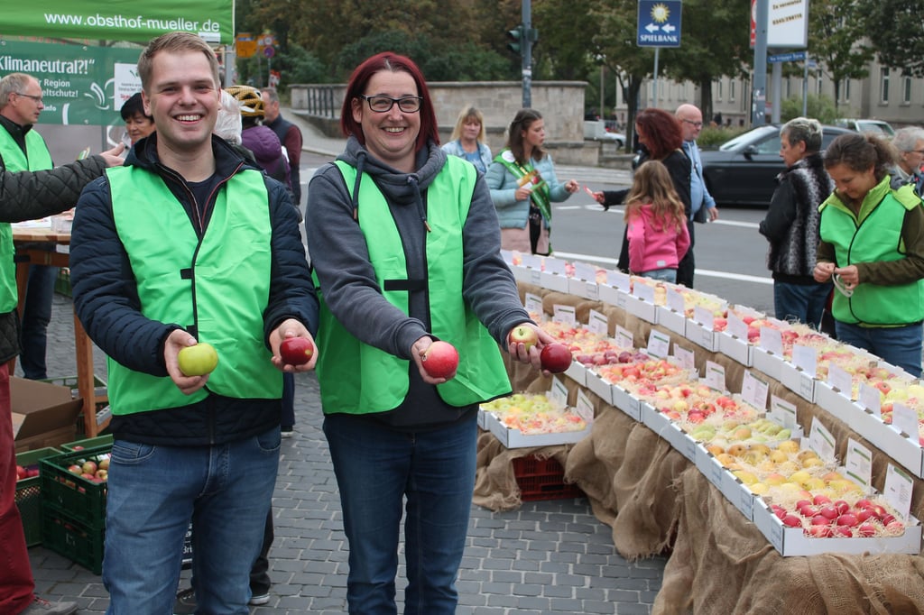 Apfelverteilaktion am Leipziger Turm