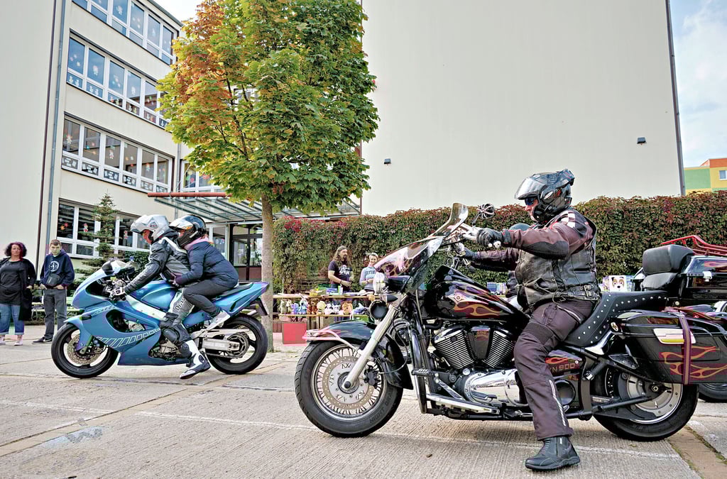 Die Biker rollen auf den Schulhof der Grundschule Waldstraße in Roßlau.