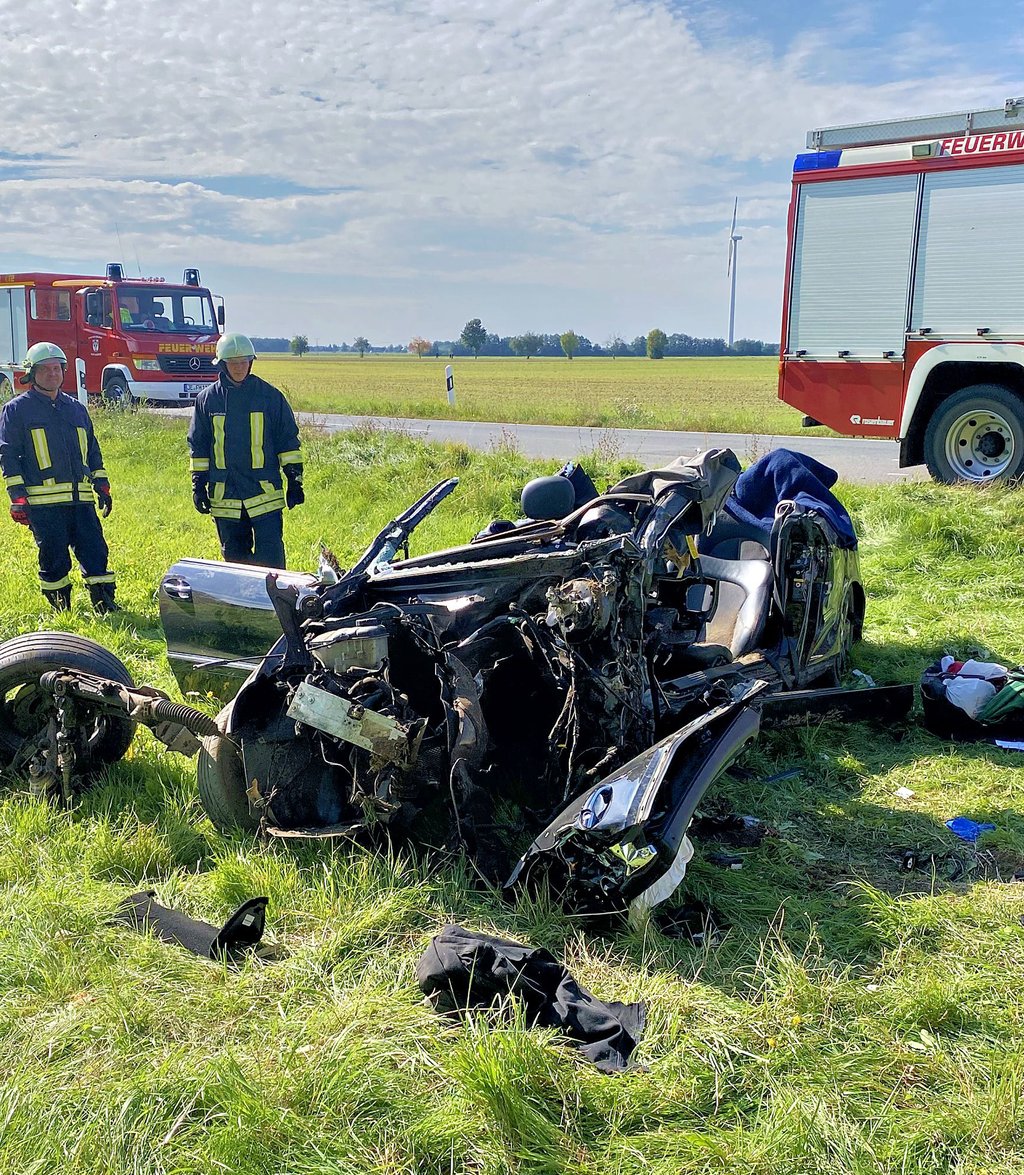 Schwerer Unfall bei Labrun: Auto kracht gegen Baum - Feuerwehr