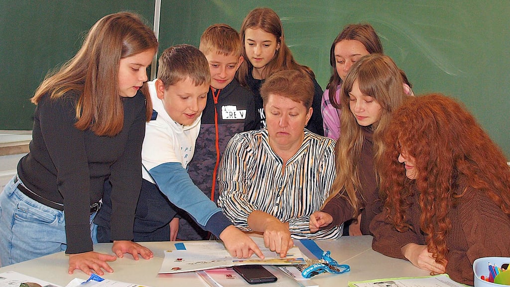 Lehrerin Nataliia Vodianytska unterrichtet ihre sieben Schüler an der Fontaneschule in Arendsee in deutscher Sprache.