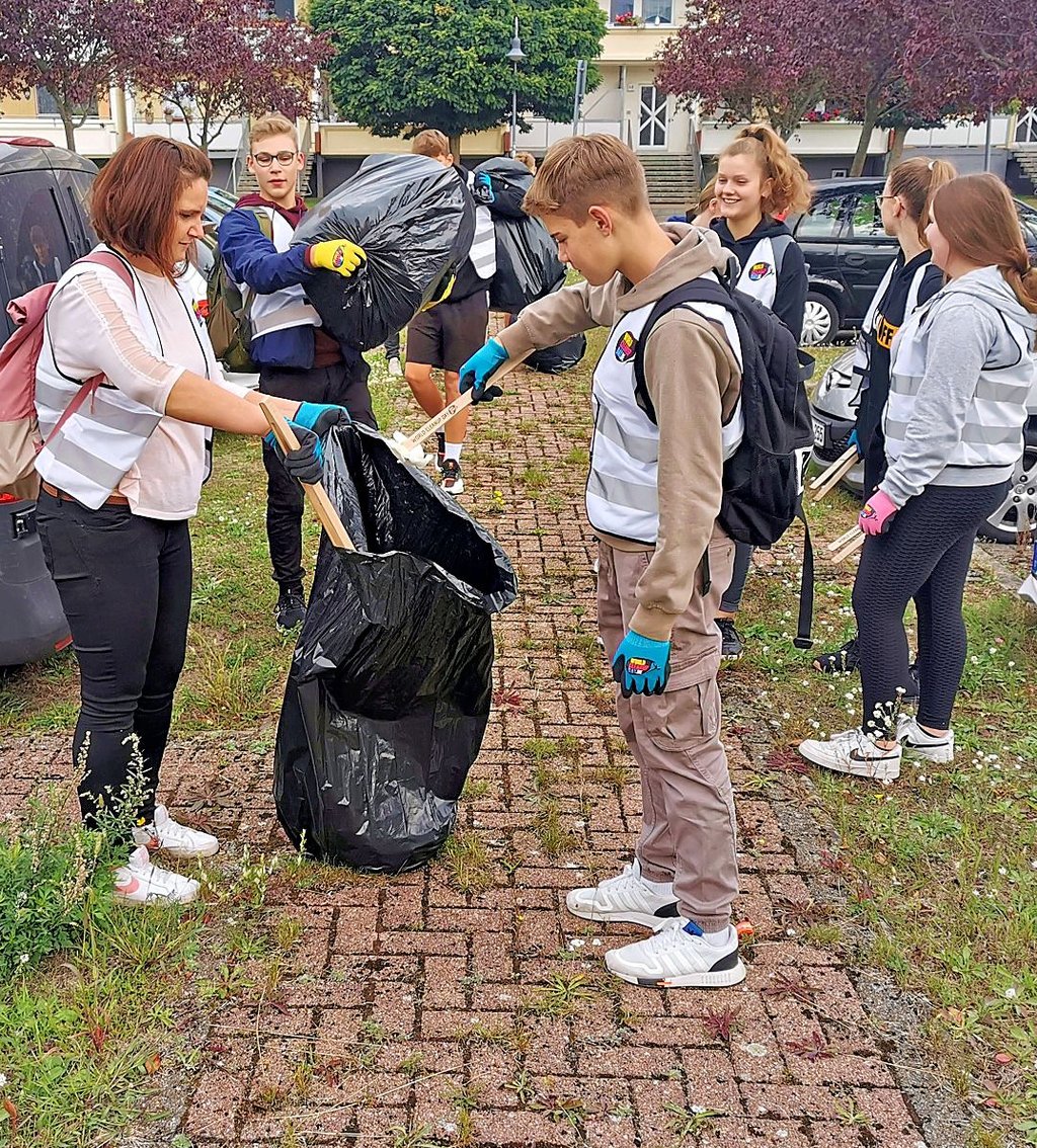 Im Wohngebiet An der Wasserfahrt sammelte die Klasse 9 a Müll ein. Katrin Schultze unterstützte dabei Elias Müller.
