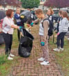 Im Wohngebiet An der Wasserfahrt sammelte die Klasse 9 a Müll ein. Katrin Schultze unterstützte dabei Elias Müller. 