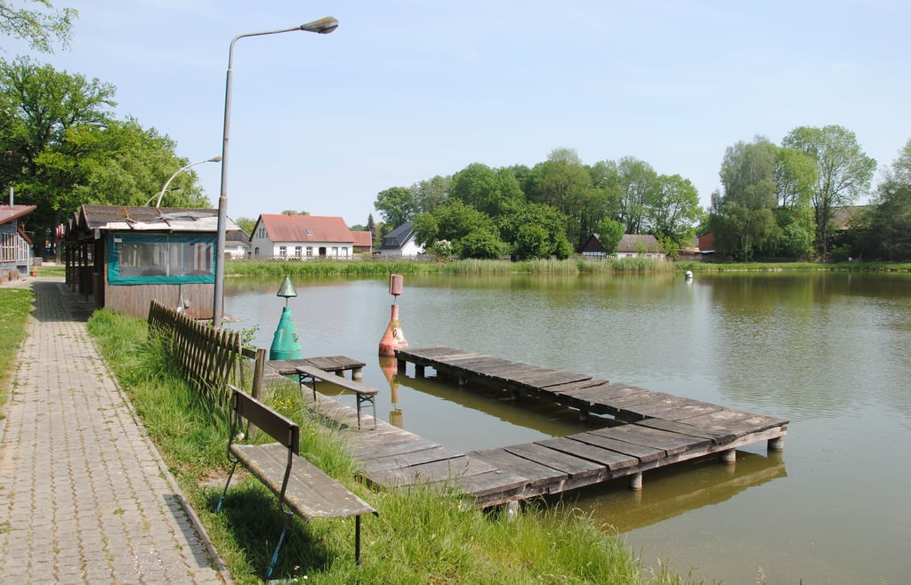 Um den Ahlumer See und die dortige Westernstadt tobt seit Monaten ein erbitterter Streit. Jetzt ist zumindest die Strafanzeige einiger Räte gegen die Ahlumerin Dorothee Heuer wegen ihrer Meinungsäußerungen während einer Ratssitzung vom Tisch.