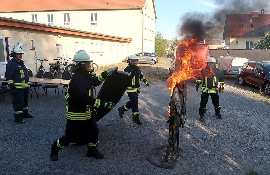 Eine „brennende Person“ stand im Mittelpunkt bei einer der letzen Ausbildungen für die Aktiven in Warnau.