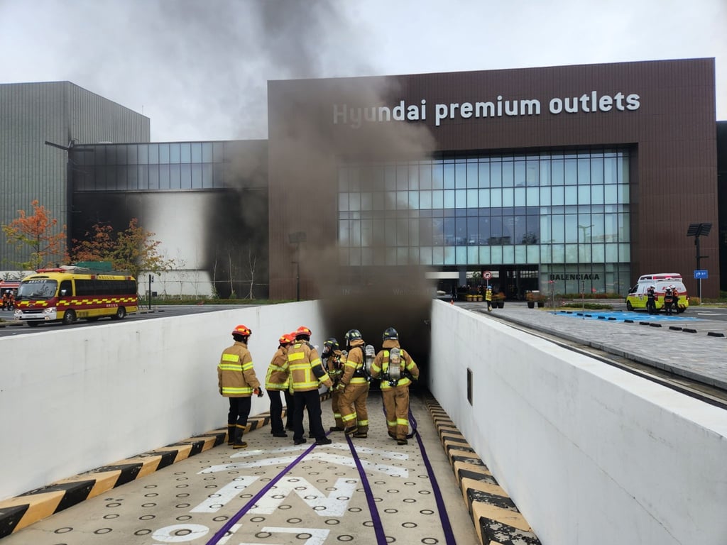 Feuerwehrleute bekämpfen ein Feuer in einem Einkaufszentrum im südkoraenischen Daejeon.
