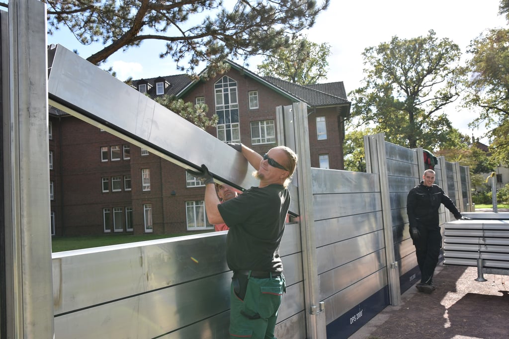Rund um das Dorint Herrenkrug Parkhotel Magdeburg wird eine mobilen Hochwasserschutzwand installiert.