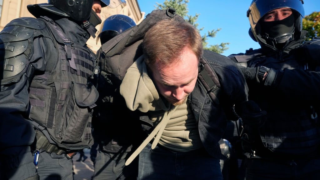 Russische Polizisten halten einen Demonstranten während eines Protestes gegen die russische Teilmobilisierung in St. Petersburg fest.