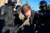 Russische Polizisten halten einen Demonstranten während eines Protestes gegen die russische Teilmobilisierung in St. Petersburg fest.