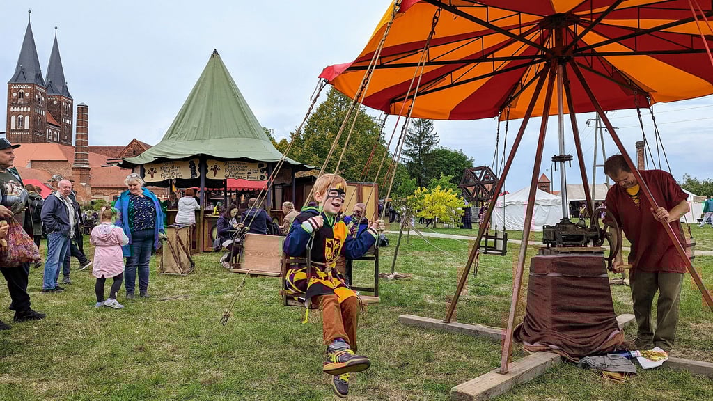 Auf dem Ritterfest am Kloster Jerichow hatten kleine und große Besucher viel Spaß. Der fünfjährige Darius war mit seinen Eltern aus Magdeburg angereist.