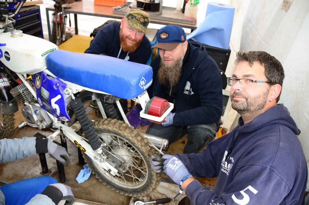 Das Team Isensee kontrollierte die Kettenspannung und machten bis kurz vor dem Start ihre Simmi fit für die Strecke.