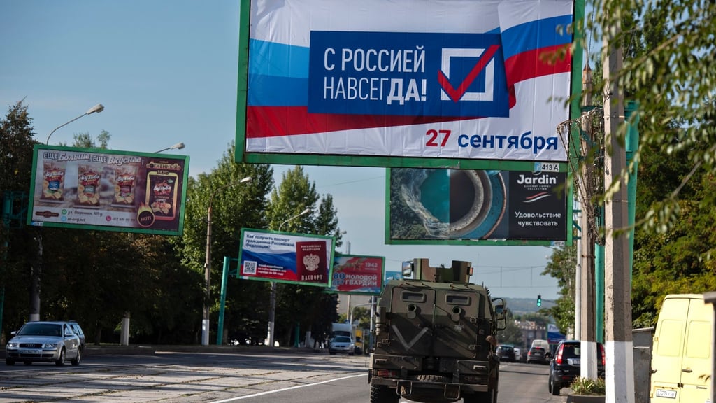 „Für immer mit Russland, 27. September“, steht auf diesem Plakat im russisch besetztem Luhansk. Der Kreml geht bei den Scheinreferenden in den besetzten ukrainischen Gebieten von einem Ja für einen Beitritt zu Russland aus.