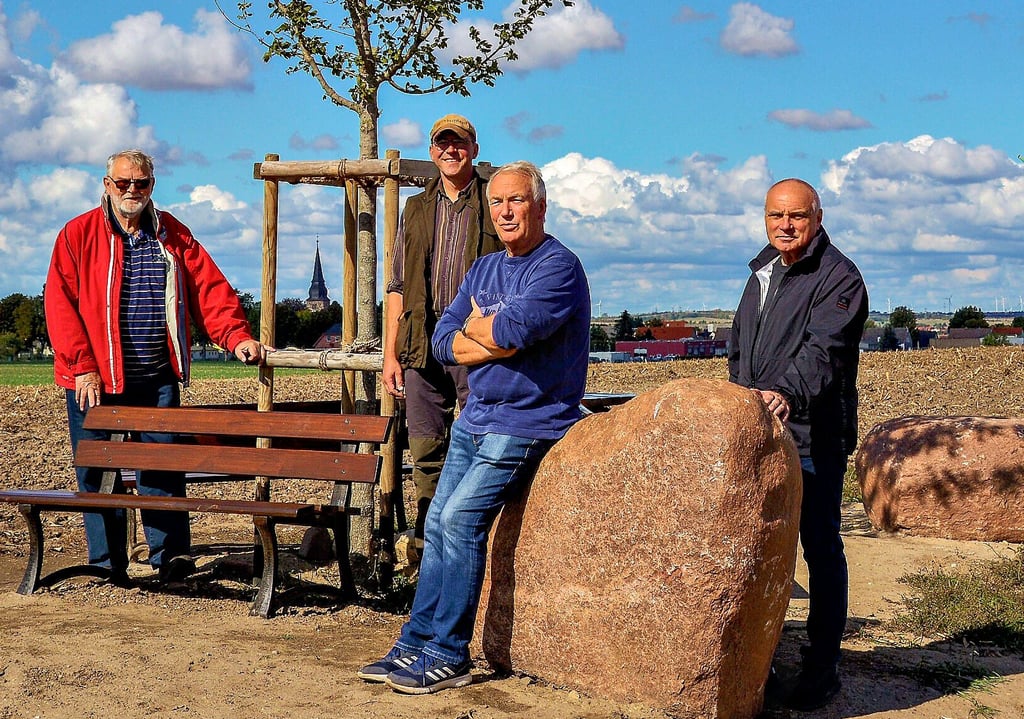 Die Vorstandmitglieder der Jagdgenossenschaft Hohendodeleben sind stolz auf den neuen Rastplatz auf dem Stemmer Berg.