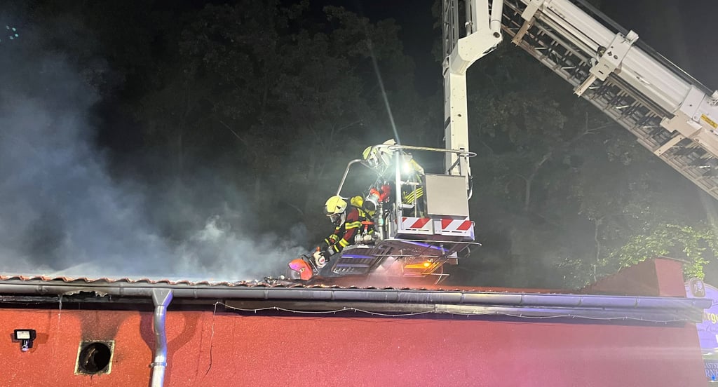 Um an den brennenden Dachstuhl zu gelangen, mussten die Feuerwehrleute zunächst die Blechplatten entfernen.