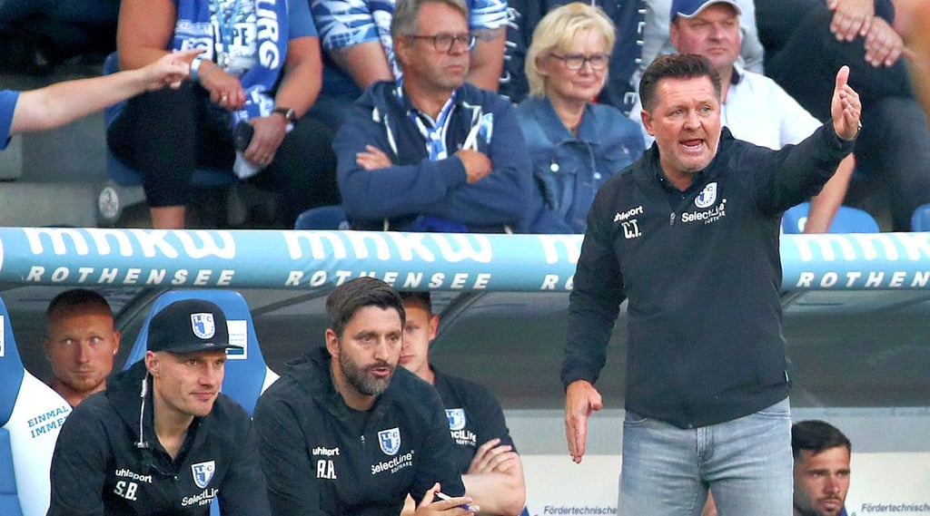 FCM-Coach Christian Titz (von rechts) und sein Trainerteam um André Kilian und Silvio Bankert legen den Fokus in diesen Tagen auf taktische Elemente.