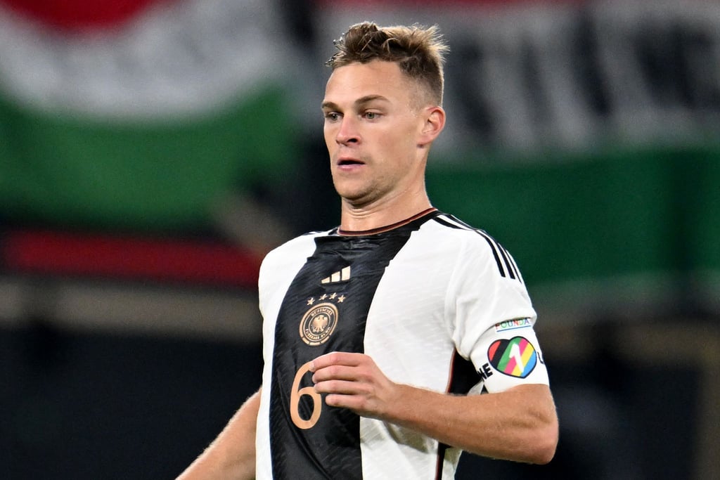 Deutschlands Joshua Kimmich trägt die spezielle Kapitänsbinde mit der Aufschrift „One Love“.