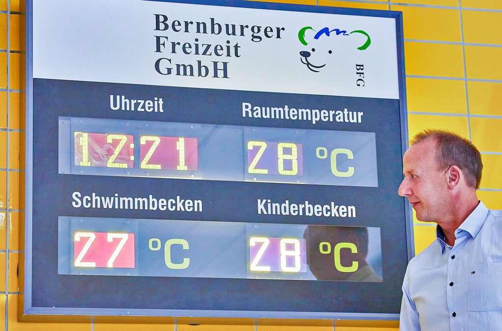BFG-Geschäftsführer Thomas Gruschka schaut auf die Anzeigetafel, die die Temperaturen in der Bernburger Schwimmhalle ausweist.