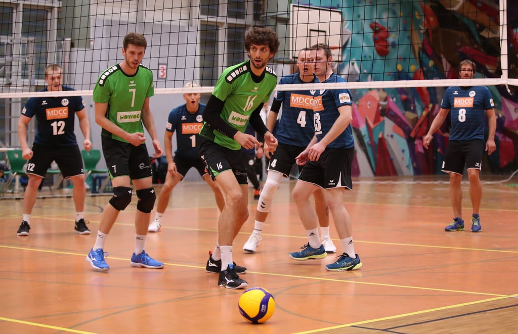 Eine Szene, die die Drittliga-Volleyballer des USC im nächsten Spiel häufiger sehen wollen: voller Überzeugung mehr Druck auf Ball und Gegner auszuüben. Das ist Tom Heidecke (hinter dem Netz r.) und Christoph Liebsch gegen den SV Preußen noch zu selten gelungen.