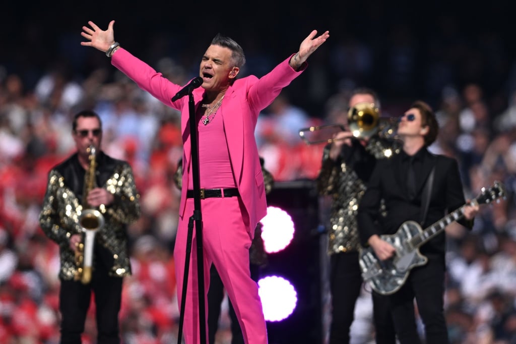 Die Entertainer Robbie Williams tritt vor dem AFL Grand Final-Spiel zwischen den Geelong Cats und den Sydney Swans im Melbourne Cricket Ground in Melbourne auf.