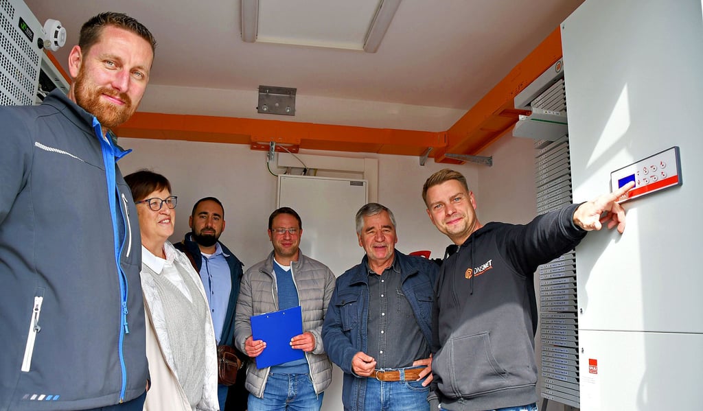Flechtingens Verbandsgemeinde-Bürgermeister Tim Krümmling (v.l.), Jana Dreibach, Mitarbeiterin der Kommune sowie Vladan Mosic und Bernd Rothfuß, beide Projektleiter der MRK Media AG sowie Calvördes stellvertretender Bürgermeister Hubertus Nitzschke schauen zu, wie Christian Brozig, Bauleiter der Bauüberwachung von DNS:NET, den Knopf für das Licht vom Point of Presence drückt. Jetzt wird überprüft, ob Licht durch die Glasfaser vom POP zum Netzverteiler kommt.