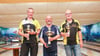 Heiko Zweering (Mitte) gewann am Sonntagabend den Stadtmeistertitel im Bowling in Jessen, vor Donald Walther aus Annaburg und Olaf Taesch (rechts) aus Schweinitz. 