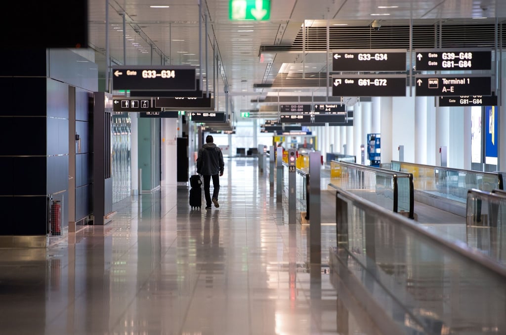 Ein Mann läuft am Flughafen München am Terminal 2 zu seinem Gate. (Archivbild)