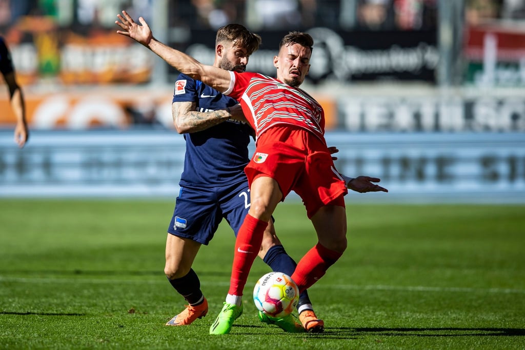 Herthas Marvin Plattenhardt (l) in Aktion gegen Augsburgs Mergim Berisha.