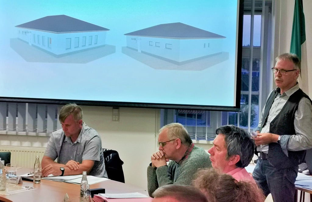 Planer Frank Philipp stellte das Bauvorhaben vom Neubau des Sozial- und Funktionsgebäudes dem Stadtrat vor.