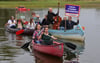 Protest auf dem Wasser: Mit Kanus und Transparenten begingen Umweltschützer in Kienitz bei Letschin den Internationalen Tag der Flüsse.