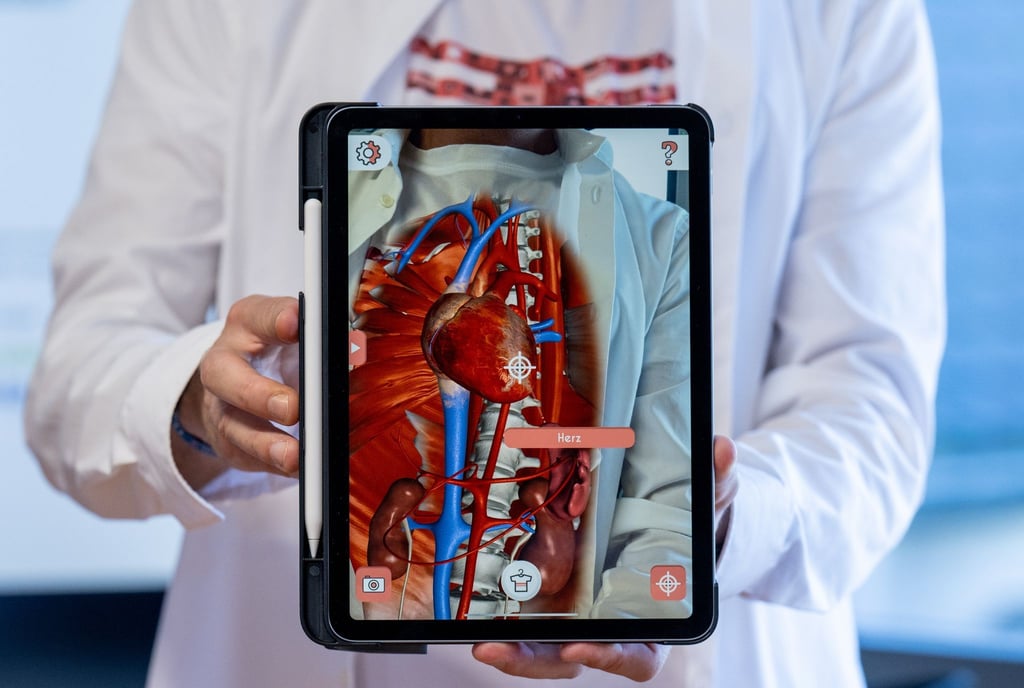 Demonstartion einer App, die virtuellen Einblick in den menschlichen Körper gibt.