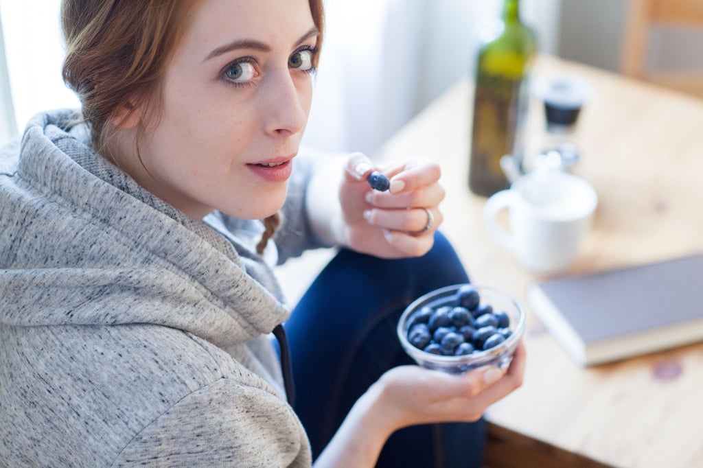 Laut einer Studie essen Frauen im Durchschnitt etwas mehr Obst und stärkearmes Gemüse als Männer.