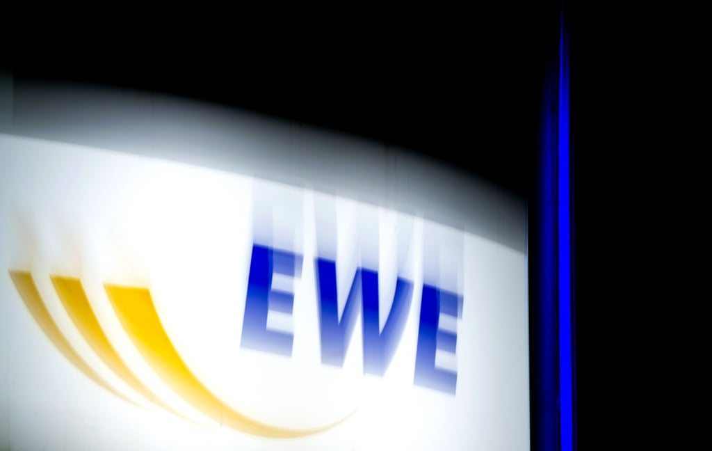 Ein Logo des Energieversorgers EWE leuchtet.